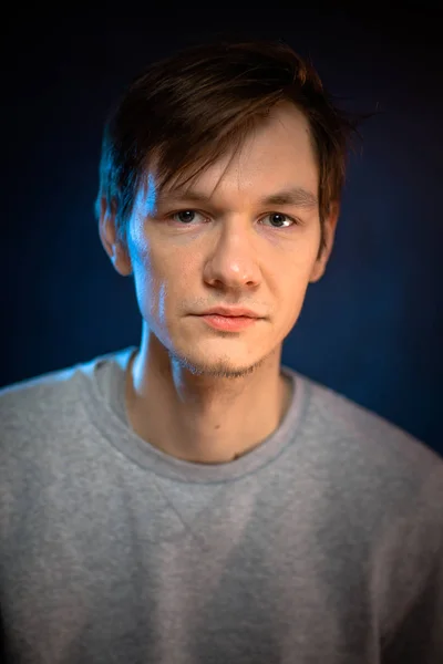 Porträt emotionaler junger Mann auf blauem Hintergrund — Stockfoto