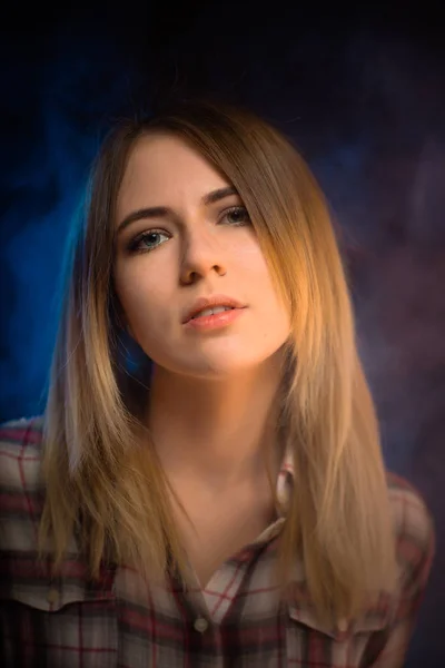 Ritratto sorridente ragazza su sfondo blu in studio — Foto Stock