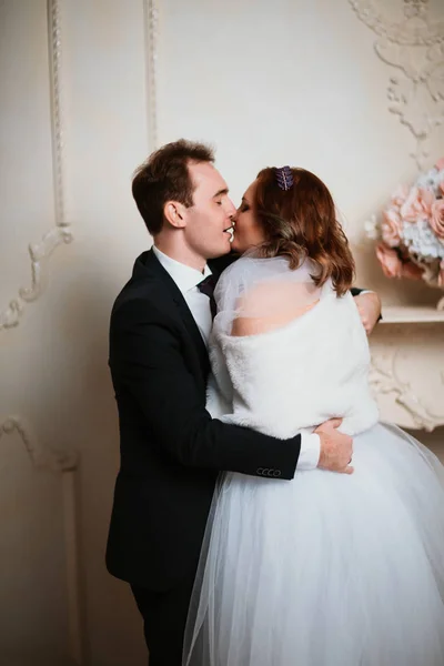 Νεαρό ζευγάρι νύφη και το γαμπρό στο φωτεινό στούντιο φωτογραφίας — Φωτογραφία Αρχείου