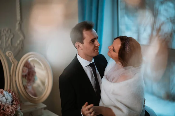 Giovane sposa e sposo coppia in un luminoso studio foto — Foto Stock