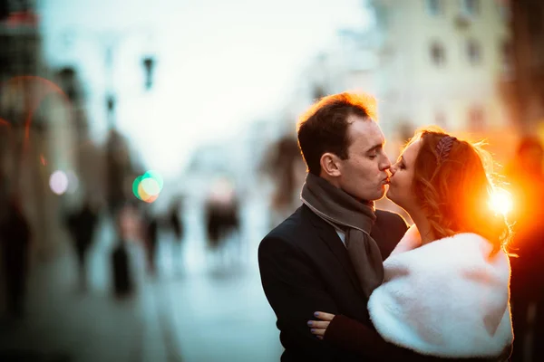 Jeune couple sur le fond de la rue dans les lanternes — Photo