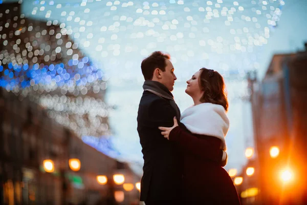 Jeune couple sur le fond de la rue dans les lanternes — Photo