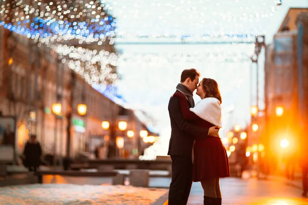 Jeune couple sur le fond de la rue dans les lanternes — Photo