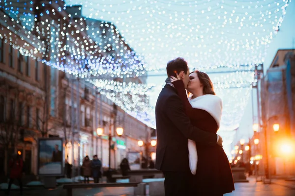 Jovem casal no fundo da rua em lanternas — Fotografia de Stock