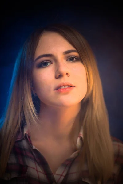 Retrato sorridente menina no fundo azul no estúdio — Fotografia de Stock