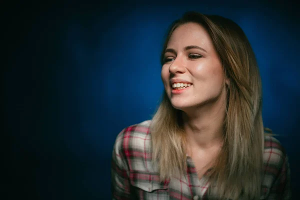 Retrato sonriente chica sobre fondo azul en estudio — Foto de Stock