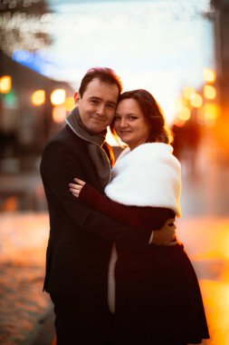 Arka planda fenerli genç bir çift var.