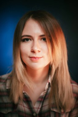 portre Studio mavi arka plan üzerinde gülümseyen kız