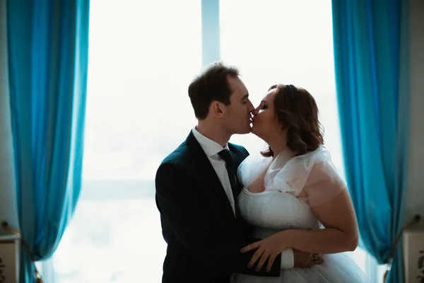 Jovem noiva e noivo casal em uma foto brilhante estúdio — Fotografia de Stock