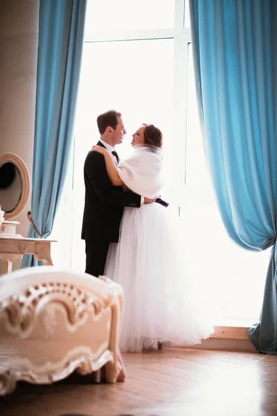 Young bride and groom couple in a bright studio photo — Stock Photo, Image