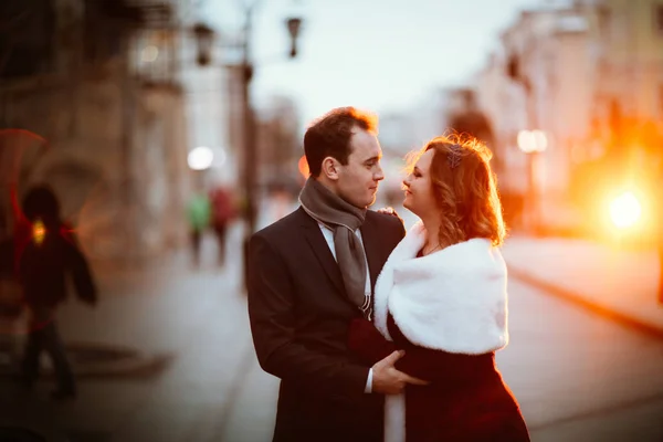 Jeune couple sur le fond de la rue dans les lanternes — Photo