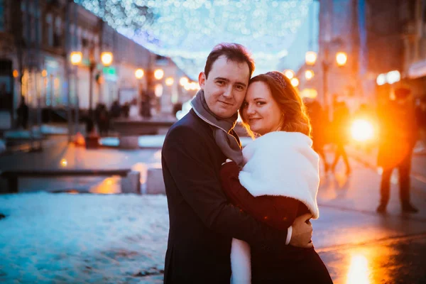 Jeune couple sur le fond de la rue dans les lanternes — Photo