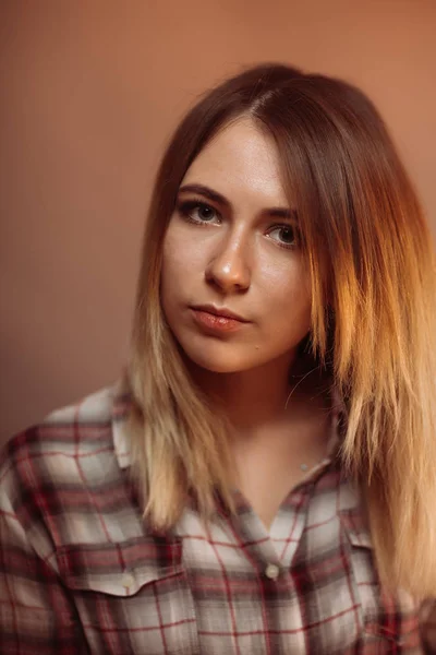 Portrait fille souriante sur fond orange en studio — Photo