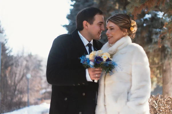 Invierno brillante boda novia y novio pareja — Foto de Stock