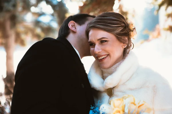 Winter bright wedding bride and groom couple — Stock Photo, Image