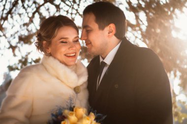 Sevgili gelin ve damat onların Kış Düğün Doğum