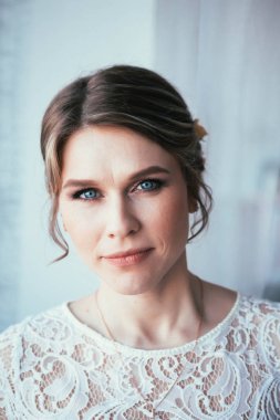 bir pencere stüdyo yakınındaki bir gelin portresi