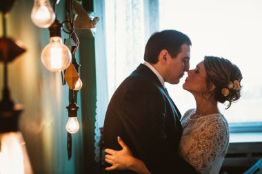 Gelin ve damat ışık stüdyosunda.