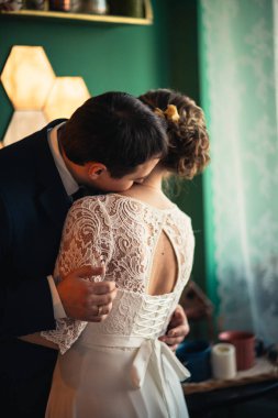 Gelin ve damat ışık stüdyosunda.