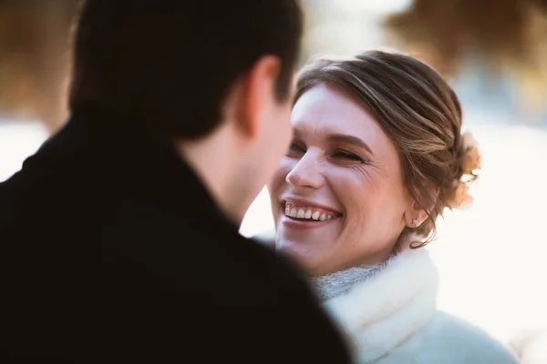 Liebende Braut und Bräutigam auf ihrer Winterhochzeit — Stockfoto