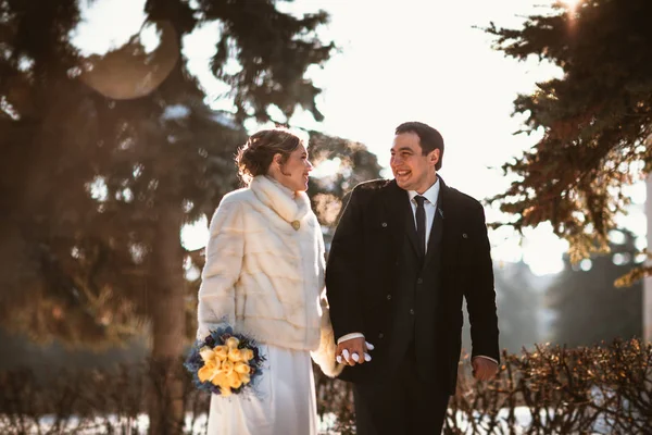 Amantes novia y novio en su boda de invierno — Foto de Stock