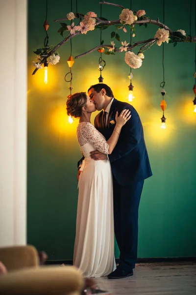 Coppia sposo e sposa in studio luce — Foto Stock