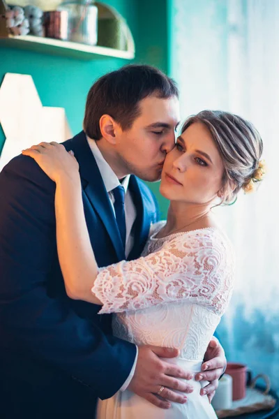 Couple marié et mariée en studio lumière — Photo