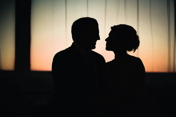 Coppia sposo e sposa vicino alla finestra — Foto Stock