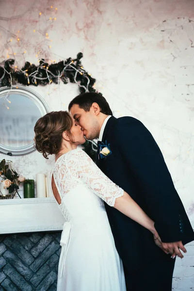 Pareja novio y novia en el estudio — Foto de Stock