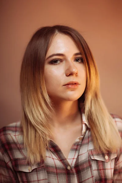 Retrato sonriente chica en naranja fondo en estudio — Foto de Stock