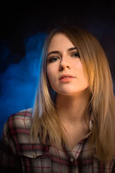 Retrato sonriente chica sobre fondo azul en estudio — Foto de Stock