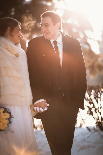 Liebende Braut und Bräutigam auf ihrer Winterhochzeit — Stockfoto