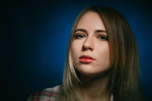 Retrato sonriente chica sobre fondo azul en estudio — Foto de Stock