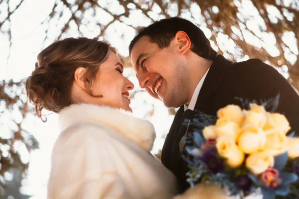 Amantes noiva e noivo em seu casamento de inverno — Fotografia de Stock