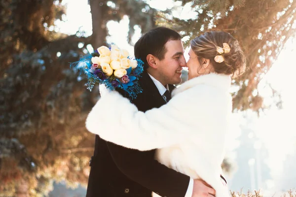 Зимове яскраве весілля подружжя нареченого і нареченого — стокове фото