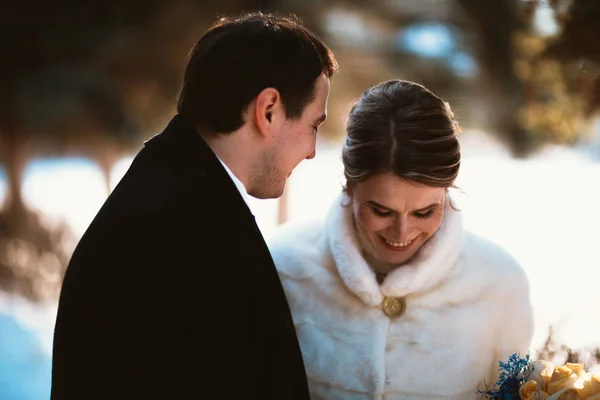 Liebende Braut und Bräutigam auf ihrer Winterhochzeit — Stockfoto