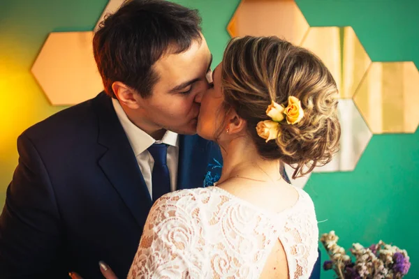 Couple marié et mariée en studio lumière — Photo