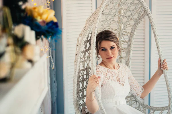 Retrato de una novia en estudio blanco — Foto de Stock