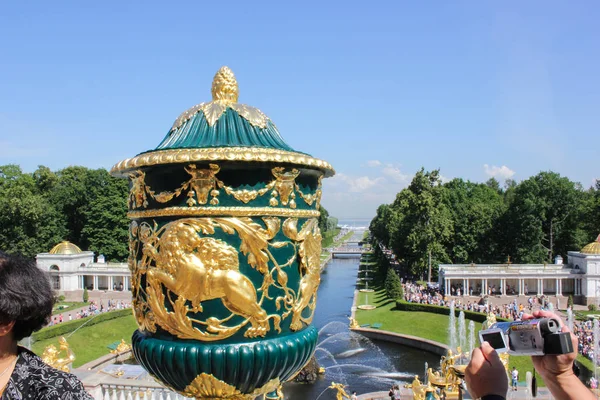 SAINT-PETERSBURG, RÚSSIA - 8 de julho de 2014: Fontes Grand Cascade no Palácio Peterhof . — Fotografia de Stock