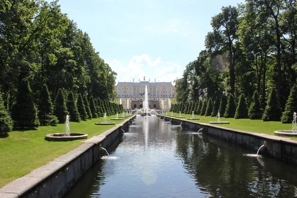 São Petersburgo, Rússia - 8 de julho de 2014: Fontes em Peterhof, parque inferior — Fotografia de Stock