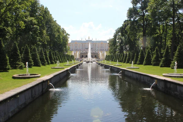 São Petersburgo, Rússia - 8 de julho de 2014: Fontes em Peterhof, parque inferior — Fotografia de Stock