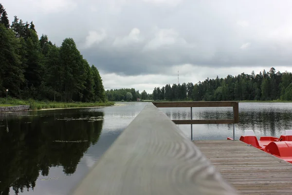 Schöne ruhige Seenlandschaft mit einem Katamaran — Stockfoto