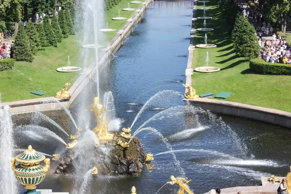 SAN PETERSBURGO, RUSIA - 8 de julio de 2014: Grandes Fuentes de Cascada en el Palacio Peterhof . —  Fotos de Stock