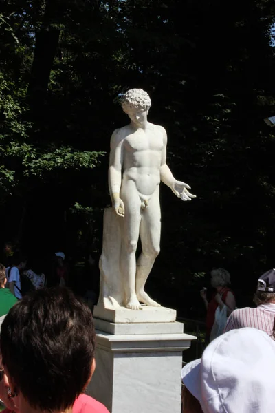 SAINT-PETERSBURG, RUSSIA - July 8 , 2014: Peterhof ancient statue — Stock Photo, Image