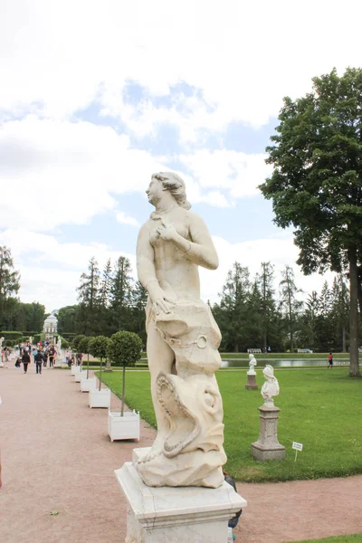 SAN PETERSBURGO, RUSIA - 10 de julio de 2014: antiguas esculturas en el parque del Palacio de Catalina —  Fotos de Stock