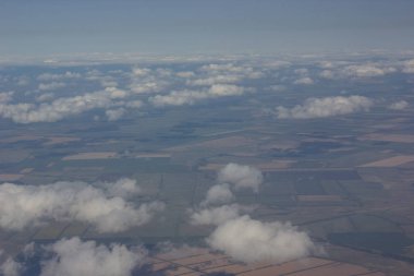 Beyaz bulutlar gökyüzünde uçak uçuş yükseklikte fotoğrafı