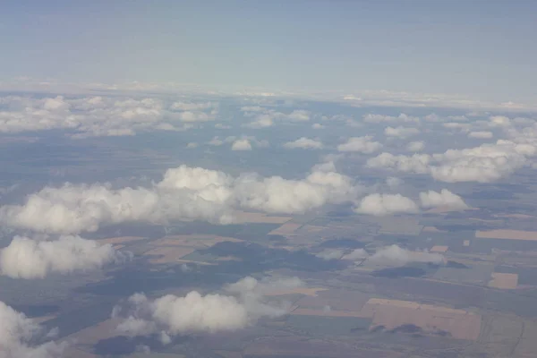 Λευκά σύννεφα στον ουρανό φωτογραφίζονται στο ύψος της πτήσης του αεροσκάφους — Φωτογραφία Αρχείου