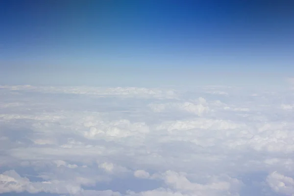Nuvens brancas no céu são fotografadas no auge do voo da aeronave — Fotografia de Stock