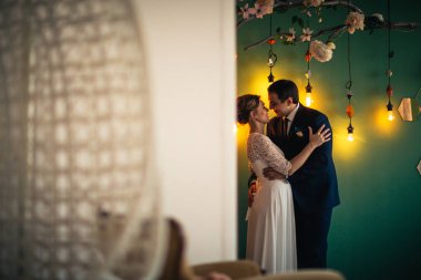 Gelin ve damat ışık stüdyosunda.