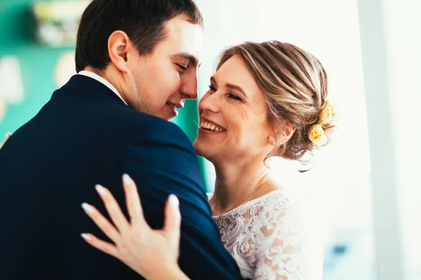 Brautpaar und Bräutigam im Studio — Stockfoto